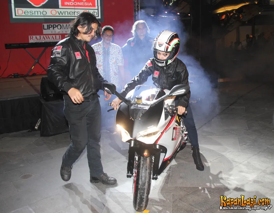 Gaya Kia saat berada di atas motor. @KapanLagi.com®/Hendra Gunawan