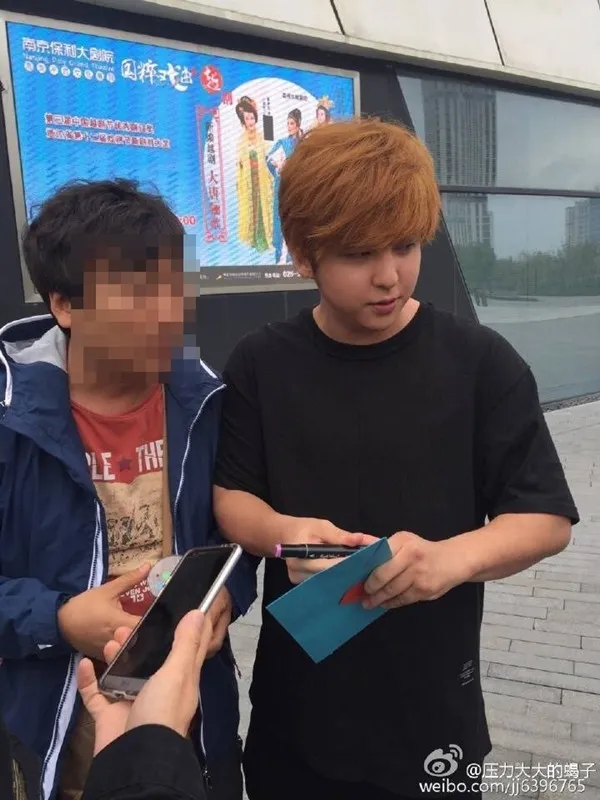 Kibum saat memberi tanda tangan untuk fans © istimewa