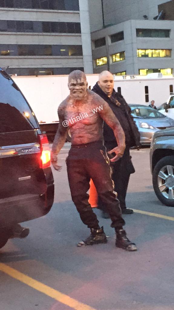 Adewale Akkinuoye-Agbaje dengan kostum Killer Croc di lokasi syuting © twitter.com/thalia_ww