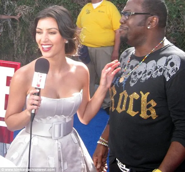 Kim saat masih menjadi reporter. Bukan ia yang diwawancara, melainkan artis lain yang diwawancaranya. 