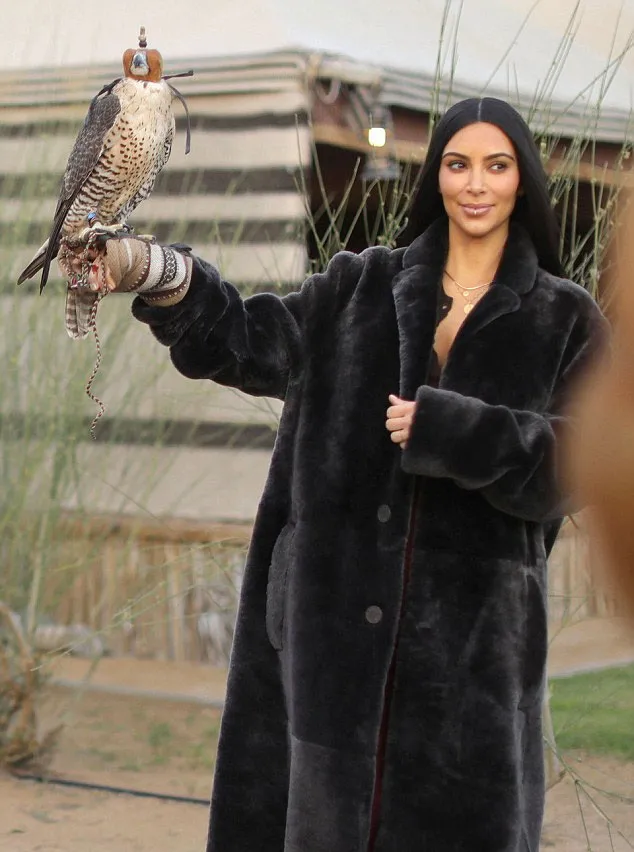 Kim berpose dengan burung di pemotretan © dailymail.co.uk