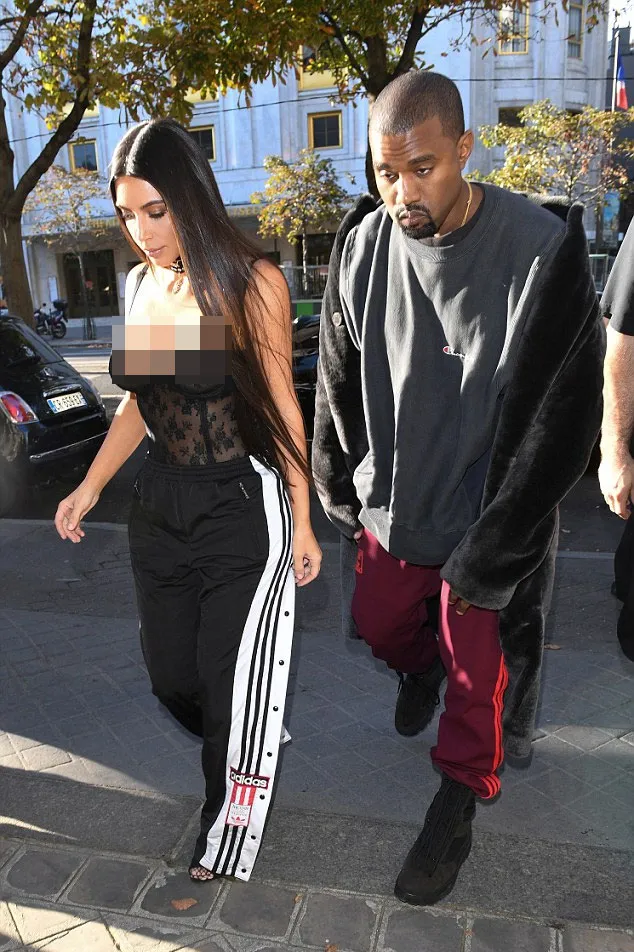 Kim belanja bersama Kanye West © Dailymail.co.uk