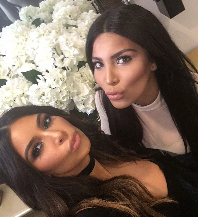 Kim Kardashian dan Kamila selfie © Twitter.com/kimkardashianwest