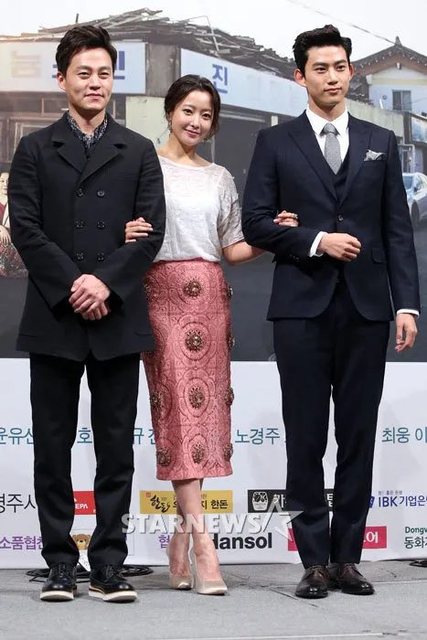 Kim Hee Sun saat menghadiri prescon Wonderful Days @soompi.com