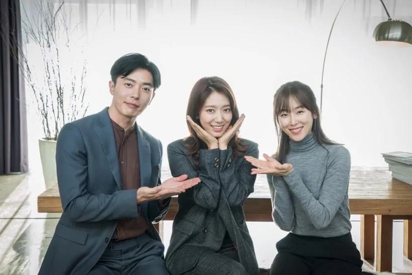 Park Shin Hye (tengah) foto bareng Kim Jae Wook dan Seo Hyun Jin saat jadi cameo di Temperature of Love © SBS