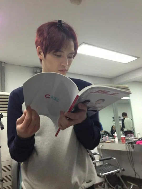 Serius membaca majalah spesial JYJ, apakah Jaejoong akan mampir ke Indonesia? ©soompi.com