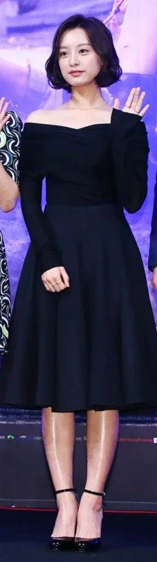 Kim Ji Won dengan gaun hitamnya © allkpop.com