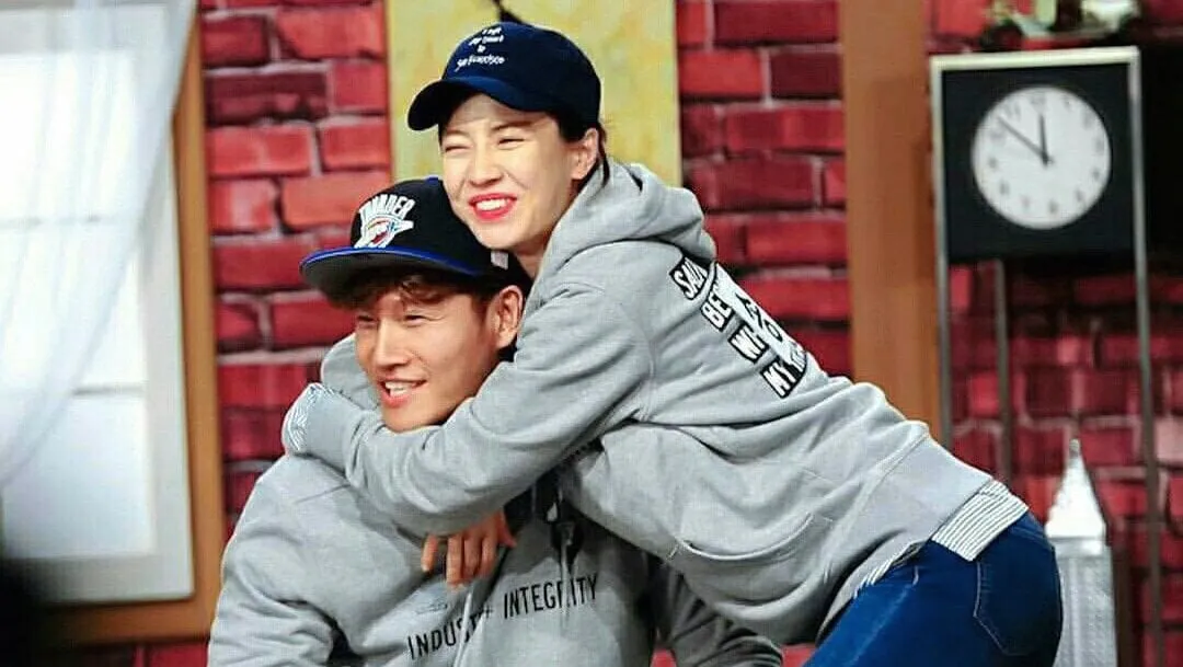Kim Jong Kook dan Song Ji Hyo memang sudah dekat dari dulu © SBS