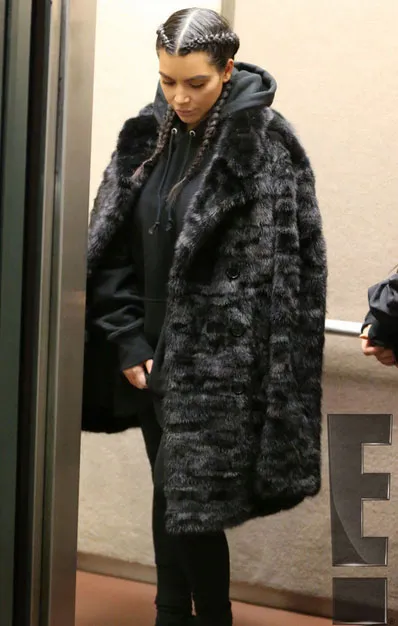 Sebulan setelah mlahirkan, Kim Kardashian makin langsing © E!Online/Splashnews.com