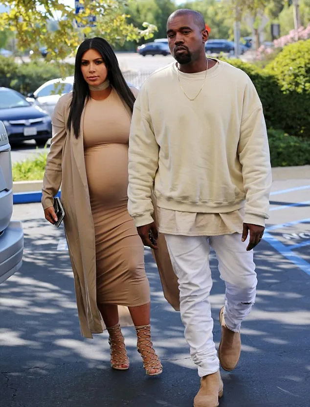 Kanye memberikan kejutan untuk Kim © Splashnews.com