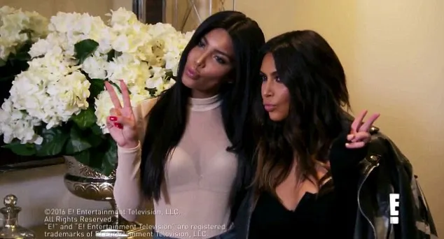 Kim Kardshian ketemu dengan 'kembarannya' © E! Online