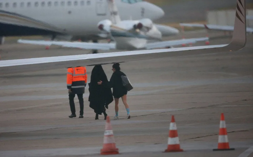 Kim Kardashian naik jet pergi dari Paris © Dailymail.co.uk