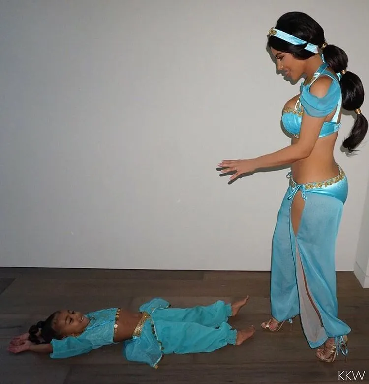 Kim Kardashian, tampil kompak bersama North West dalam dandanan ala Putri Jasmine © instagram.com/krisjenner