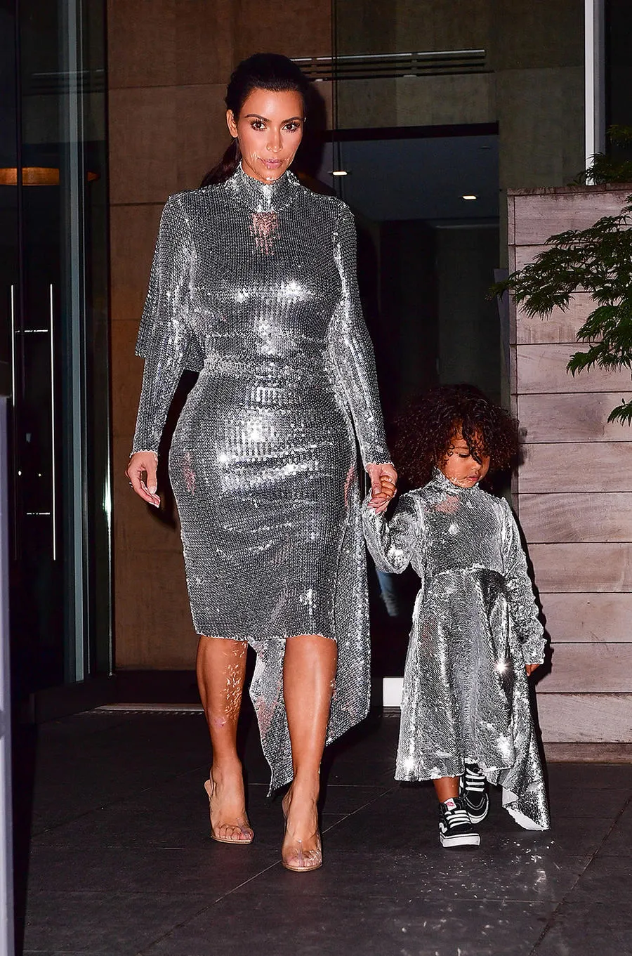 Kim Kardashian tampak cantik mengenakan dress yang mirip seperti milik Taylor Swift © MTV.co.uk/getty