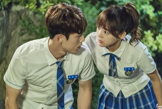 Kim Jung Hyun dan Kim Sejeong di School 2017 © KBS2