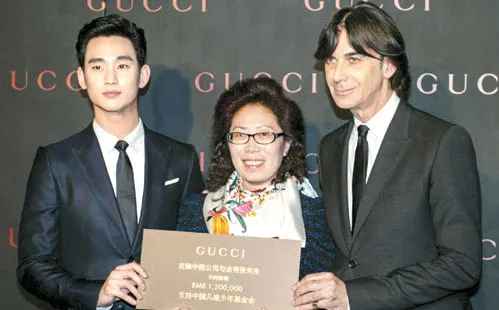 Melalui sumbangan ini, Kim Soo Hyun bekerjasama dengan Gucci via Soompi