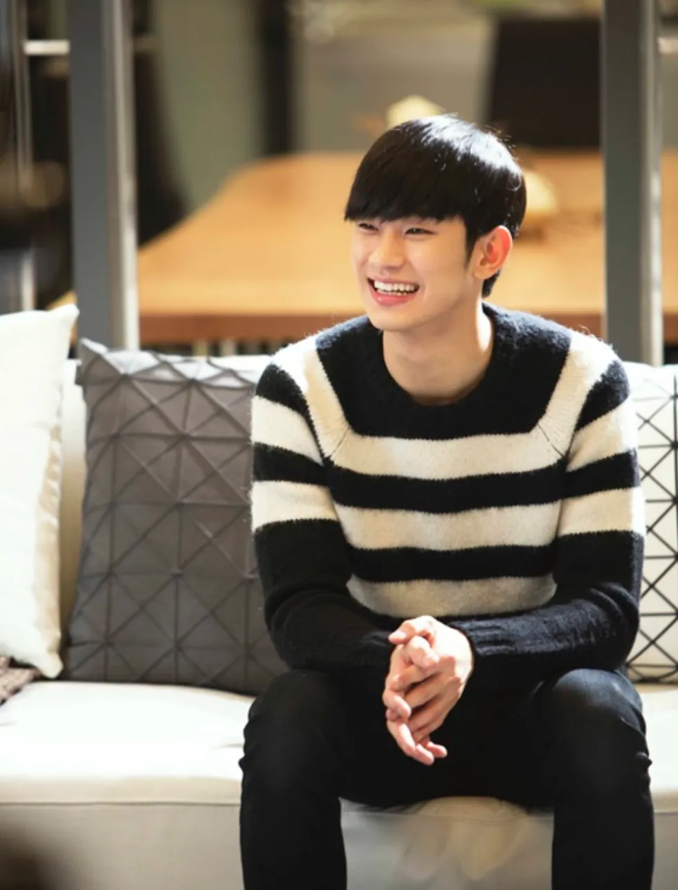 Kim Soo Hyun siap move on dari imej alien ganteng Do Min Joon? ©SBS