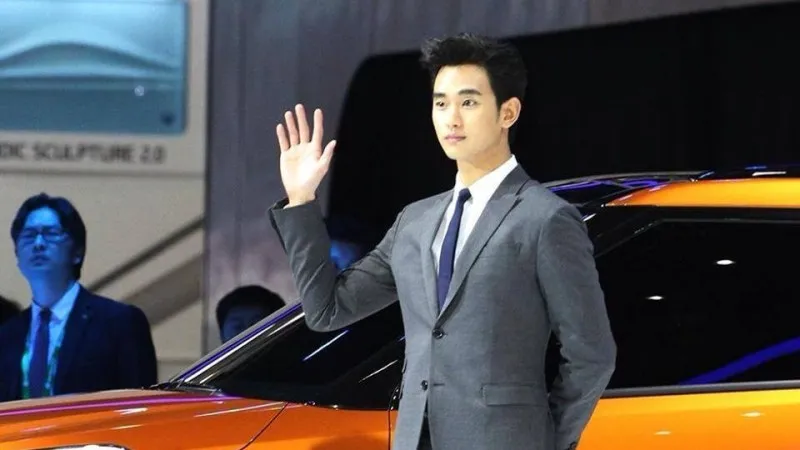 Kim Soo Hyun saat menghadiri 2014 Beijing Motor Rodshow @mwave.interest.me