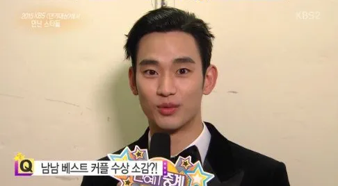 Kim Soo Hyun saat mencurahkan isi hati memenangkan Best Couple di KBS Drama Awards 2015 bersama Cha Tae Hyun. ©soompi.com