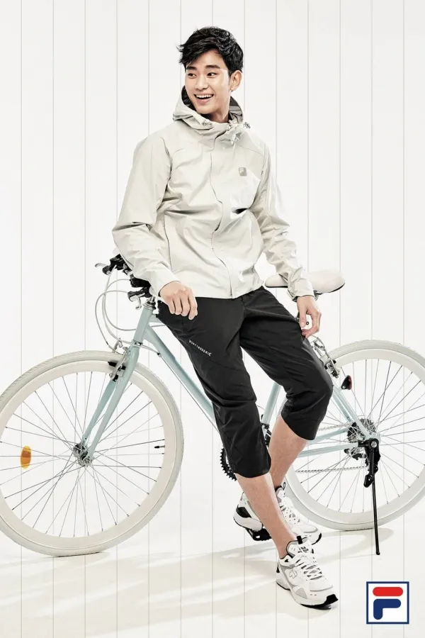 Kim Soo Hyun dan iklan brand pakaian olahraga makin familiar saja. ©fila.