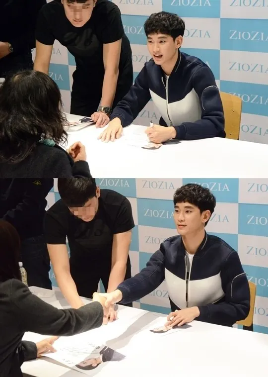 Terlihat Kim Soo Hyun tebar senyum sambil bersalaman dengan fans. ©kpopherald.com.