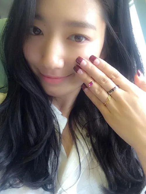 Selca park Shin Hye memamrkan kuku cantiknya @kdramastars.com