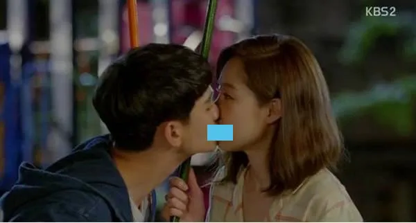 Kim Soo Hyun saat mencium Gong Hyo Jin dalam episode 10 Producer. ©KBS