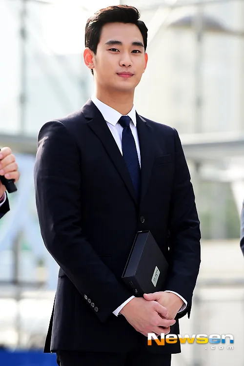 Kim Soo Hyun yang meraih Model Taxpayer di kantor pajak Seongdong. ®mwave.interest.me