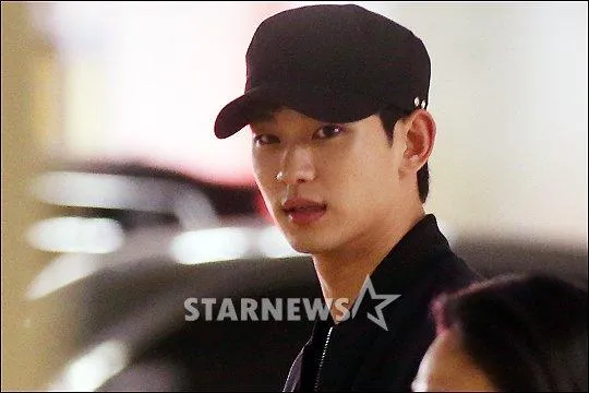 Kim Soo Hyun yang saat sedang melakukan pembacaan naskah Producer. @allkpop.com