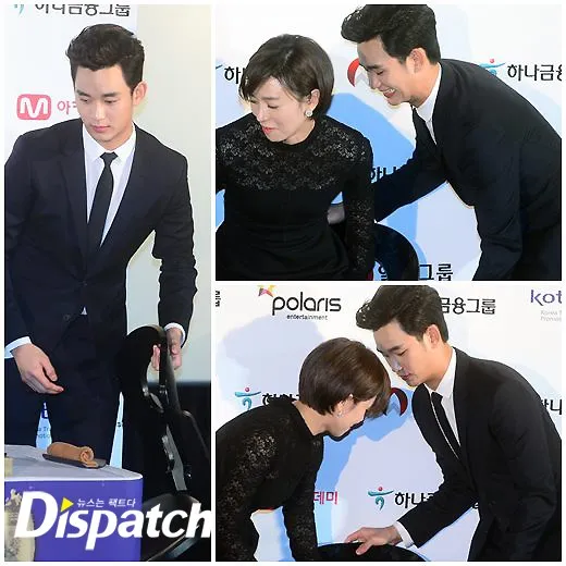 Kim Soo Hyunn saat mengambilkan tempat duduk untuk aktris Jang Young Nam. @dispatch.com