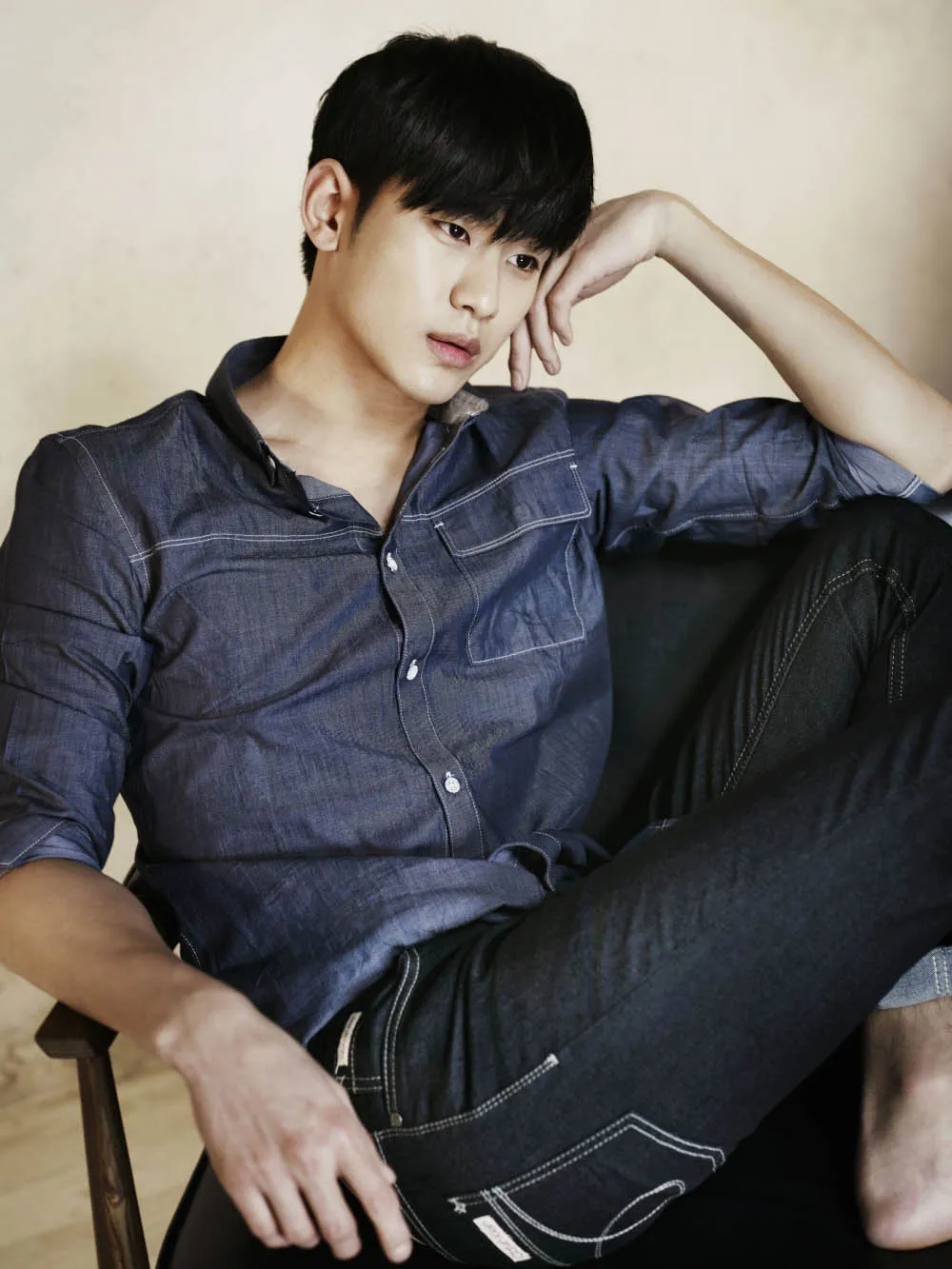 Benarkah Kim Soo Hyun masih dendam pada sutradara yang membuat namanya populer? foto: Calvin Klein®