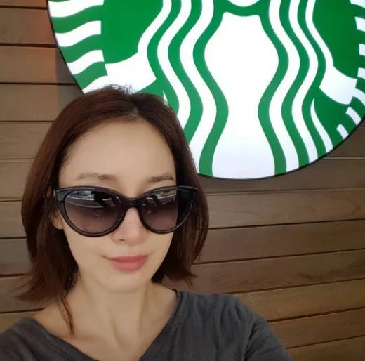 Kim Tae Hee yang memamerkan wajah no make up setelah jalan-jalan pagi. ©hancinema.net