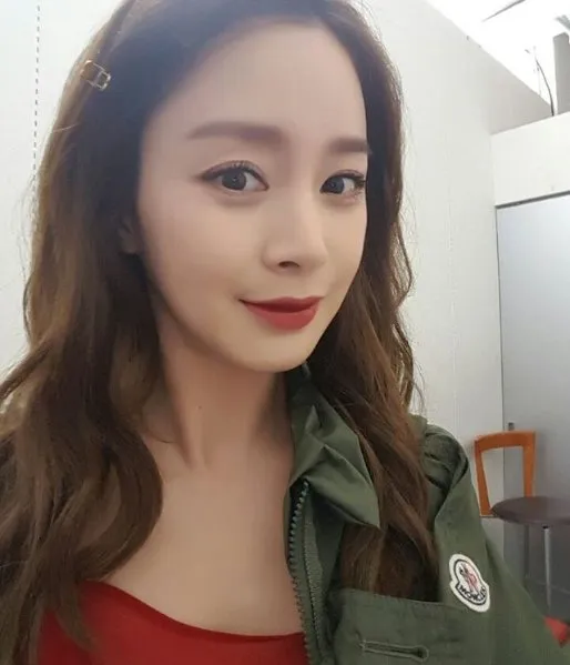 Selfie Kim Tae Hee yang cantik dan bening banget. ©hancinema.net