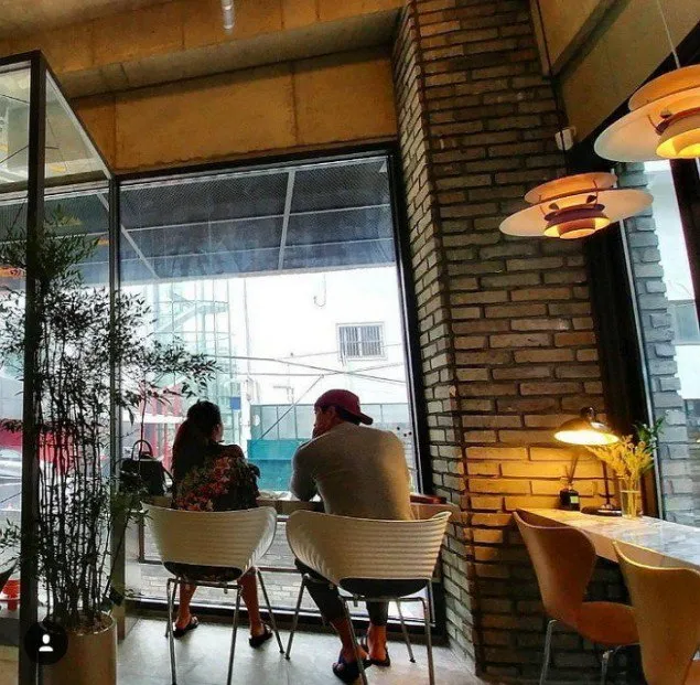 Kim Tae Hee dan Rain saat kencan di cafe © allkpop.com