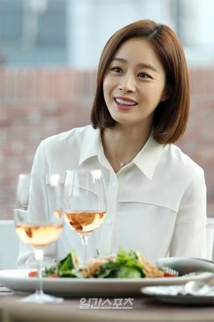 Kim Tae Hee saat diwawancara soal rumor liburannya bareng Rain ke Pulau Jeju. ©ilgansport