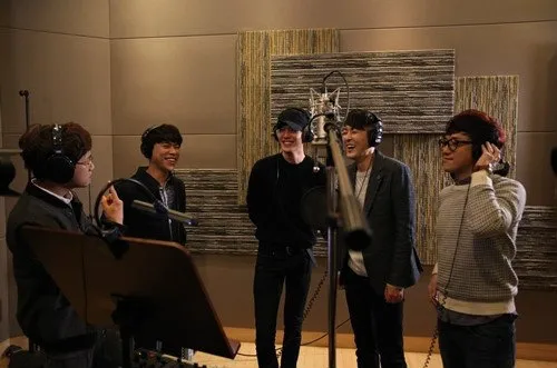 Kim Woo Bin saat sedang rekaman OST TWENTY bersama Sweet Sorrow. @soompi.com
