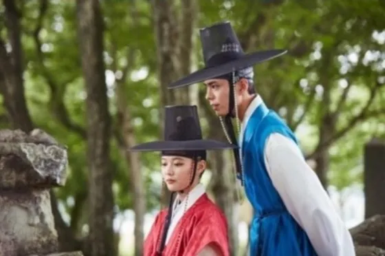 Kim Yoo Jung dan Park Bo Gum serius banget nih © KBS2