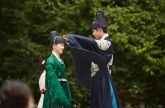 Park Bo Gum tampak ingin beri Kim Yoo Jung pelukan © KBS2