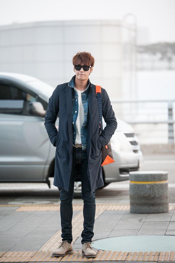 Fashion airport Kim Young Kwang yang bikin fans meleleh. ©hancinema.net
