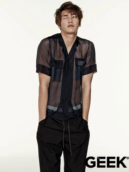Kim Young Kwang tampil seksi dengan balutan baju tembus pandang di majalah GEEK tersebut. ©geek