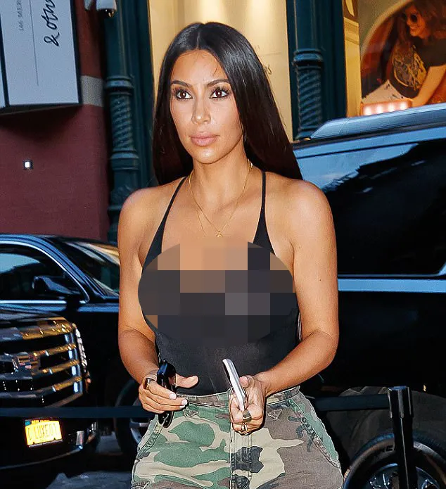 Kim juga memakai baju transparan © dailymail.co.uk