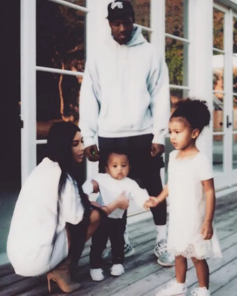 Inilah foto pertama Kim setelah 3 bulan vakum dari socmed © instagram.com/kimkardashian