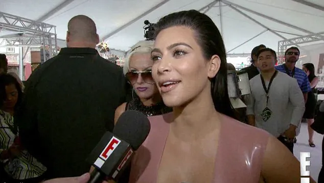 Kim tak sedang hamil anak kembar @ eonline.com
