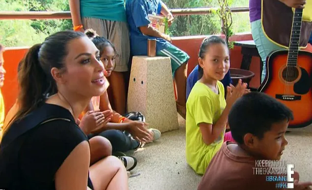 Antusiasme Kim saat berkunjung ke Thailand @ dailymail.co.uk./eonline.com