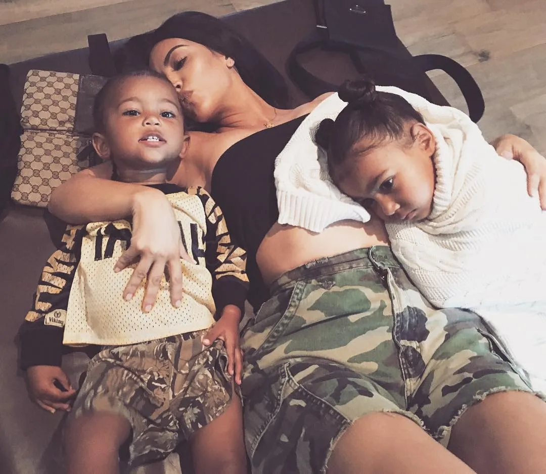 Kim harap bayi Kylie cepat tumbuh dan jadi sahabat untuk anak-anaknya © instagram.com/kimkardashian