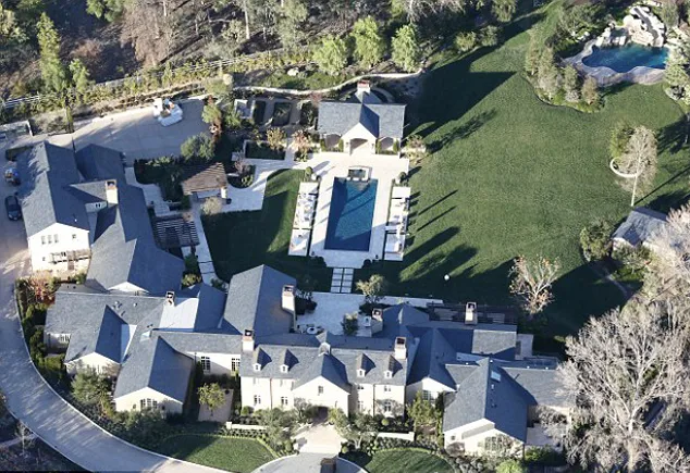 Rumah Kim dan Kanye sedang dalam proses renovasi @ dailymail.co.uk
