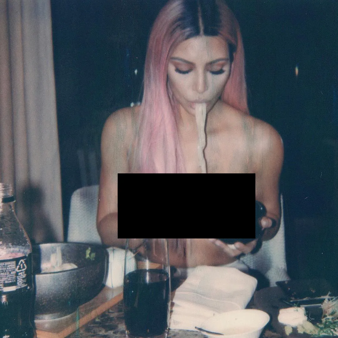 Kim makan sambil topless © instagram.com/kimkardashian