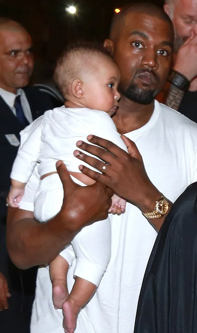 Usia 5 bulan, Saint West lucu banget! © Splash via dailymail.co.uk