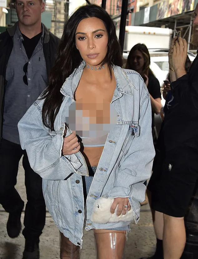 Kim pamer nipple © dailymail.co.uk