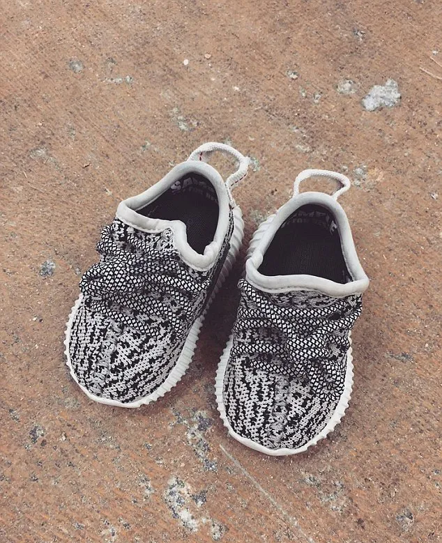 Inilah sepatu Yeezy untuk calon bayi Kim © instagram.com/kimkardashians